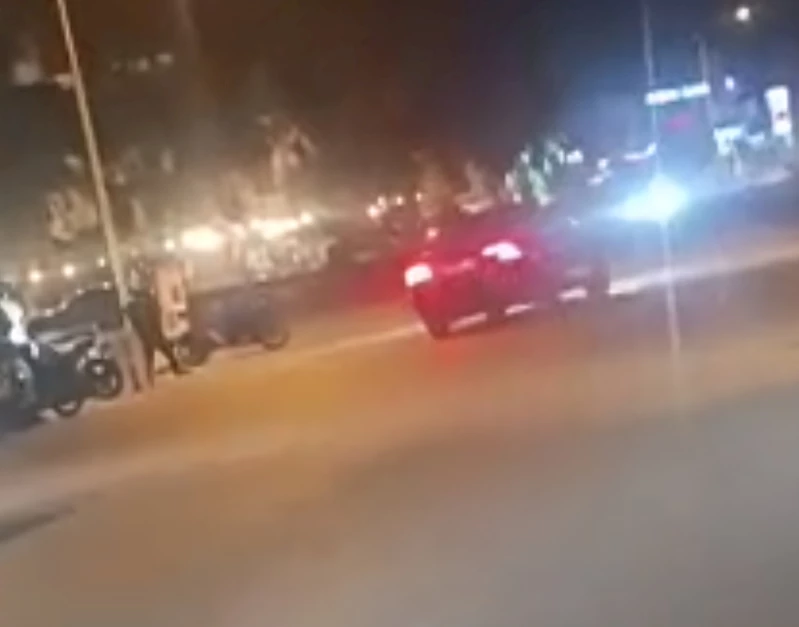 Drift yapıp, kendisini uyaranları bıçakla tehdit etti; polisin takibinde dere yatağına düştü