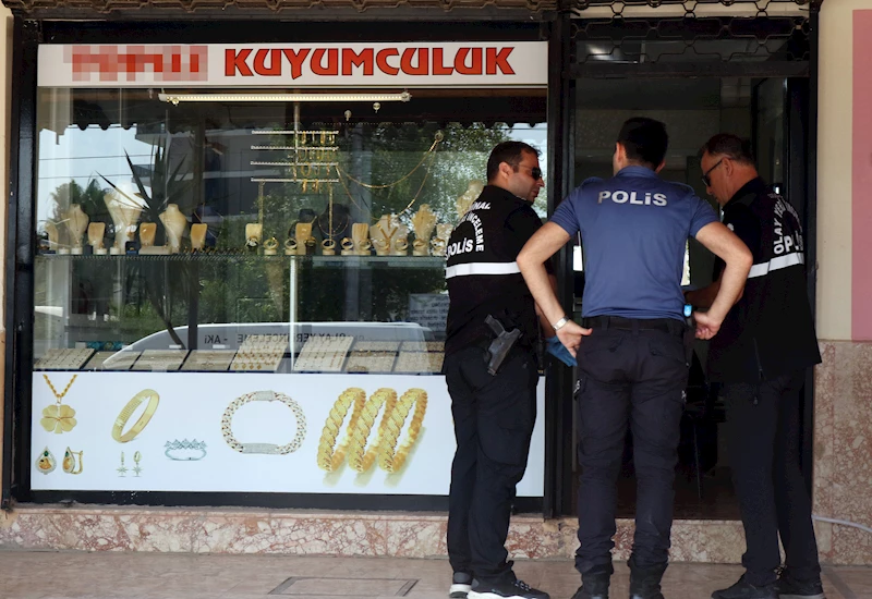 Kuyumcudan 750 bin liralık bilezik çalıp kaçtı