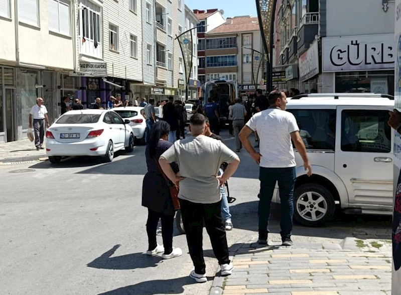 2 kardeş, kaldırımda yürüyen 2 kişiyi bıçakladı