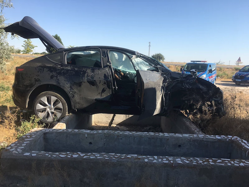 Düğünden dönen ailenin otomobili, TIR’a çarptı: 1