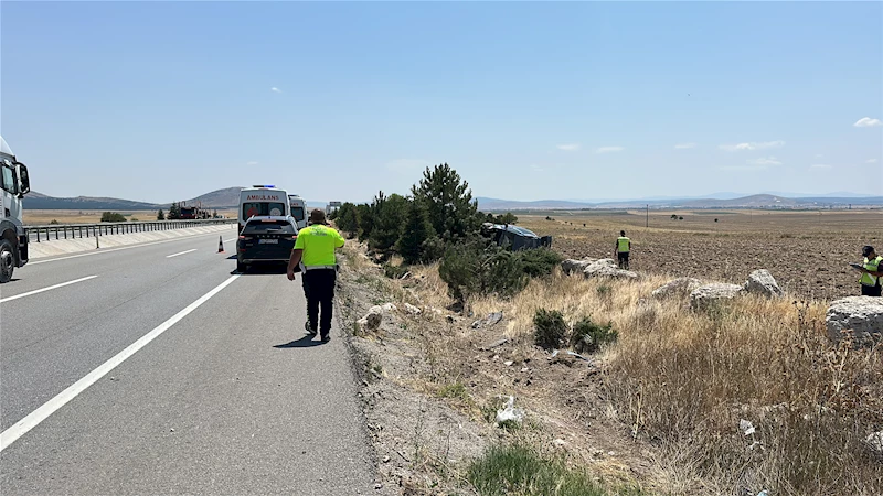 Kütahya’da lastiği patlayan hafif ticari araç tarlaya uçtu; 4 yaralı