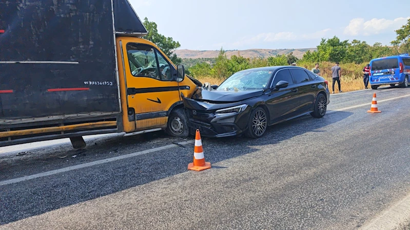 Bursa’da otomobil ile kamyonet kafa kafaya çarpıştı; 6 yaralı
