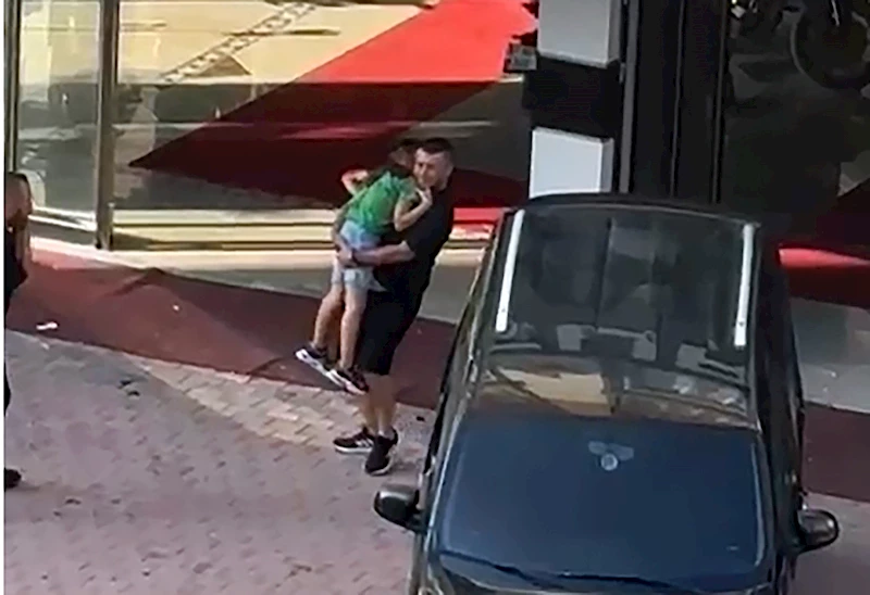 Oto galeriye silahlı saldırı; sokakta oynarken vurulan Ege, ağır yaralandı