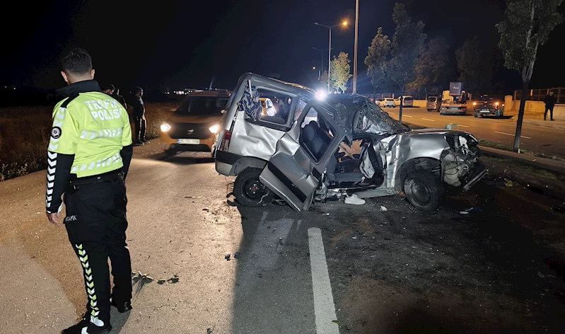 Otomobil, refüjdeki ağaç ve aydınlatma direğine çarpıp devrildi: 1 ölü, 2 yaralı