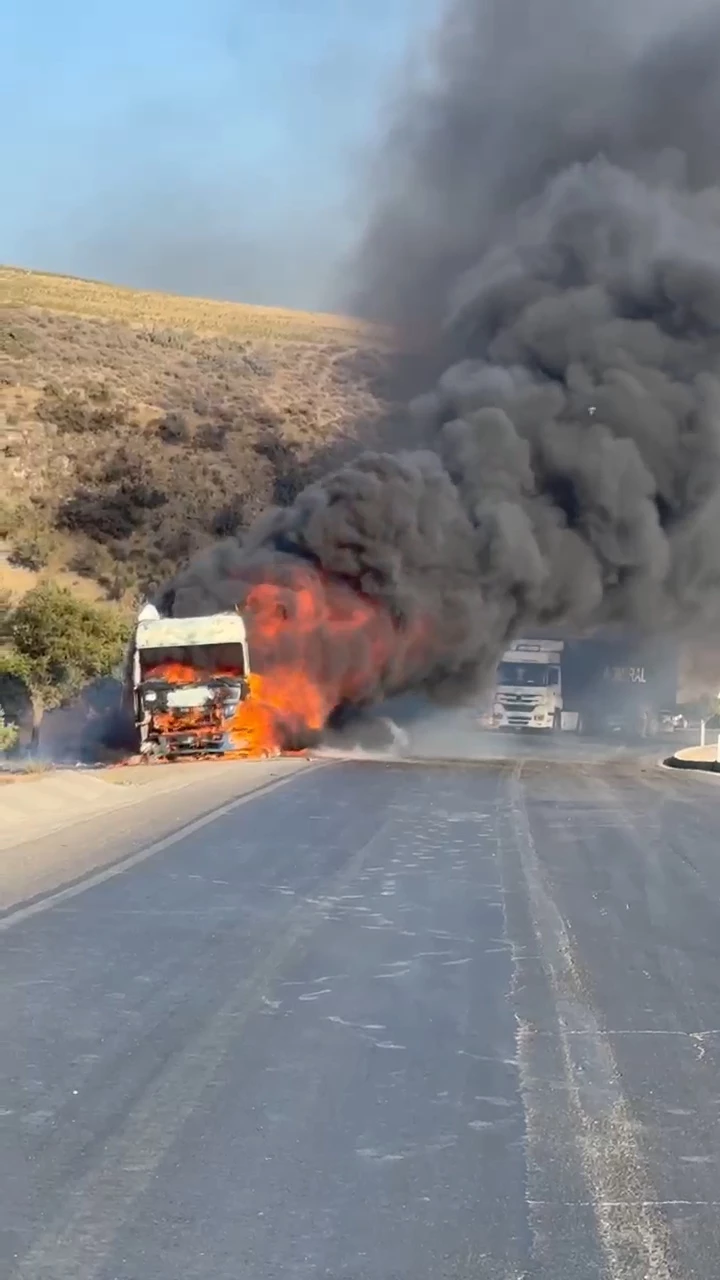 Seyir halindeyken alev alan TIR, kullanılmaz hale geldi