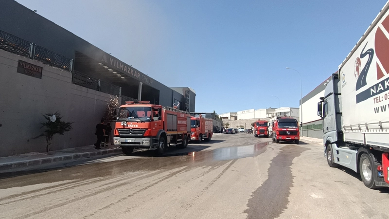 Gaziantep’te ıslak mendil fabrikasında çıkan yangın kontrol altına alındı