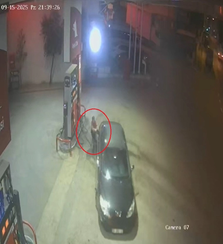 Yakıt doldurduğu otomobil aniden ilerleyince pompayı çekip, aracı durdurdu; o anlar kamerada