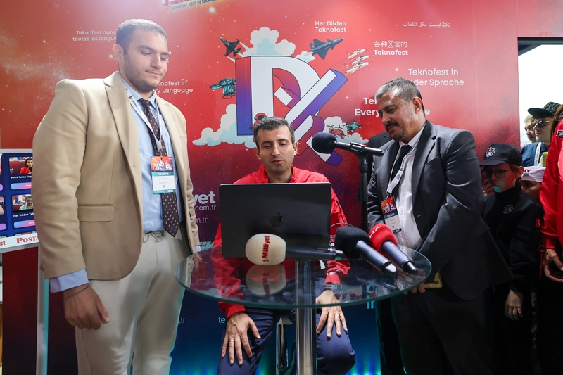 İstanbul - Selçuk Bayraktar, TEKNOFEST’te Demirören Medya standını ziyaret etti 