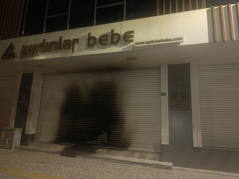 Mağazayı kundaklamaya çalışan şüpheli, o anları cep telefonu kamerasıyla kaydetti