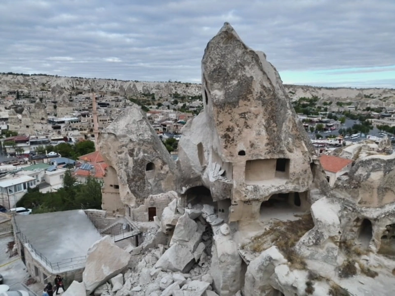 Kapadokya’da peribacasının bir kısmı yıkıldı