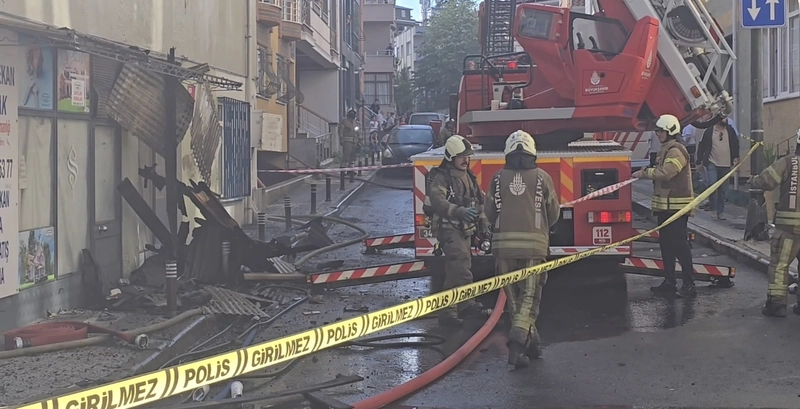 İstanbul - Üsküdar’da 2 katlı binanın çatısında çıkan yangın bitişikteki binaya sıçradı