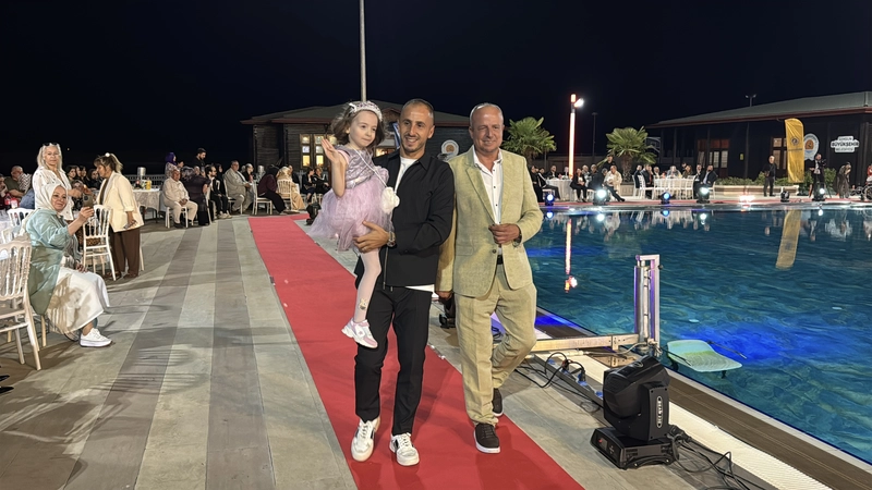 Samsunspor sponsorluğunda dünyada ilk kez ‘Engelsiz Işıklar Havuz Başı Defilesi’ yapıldı