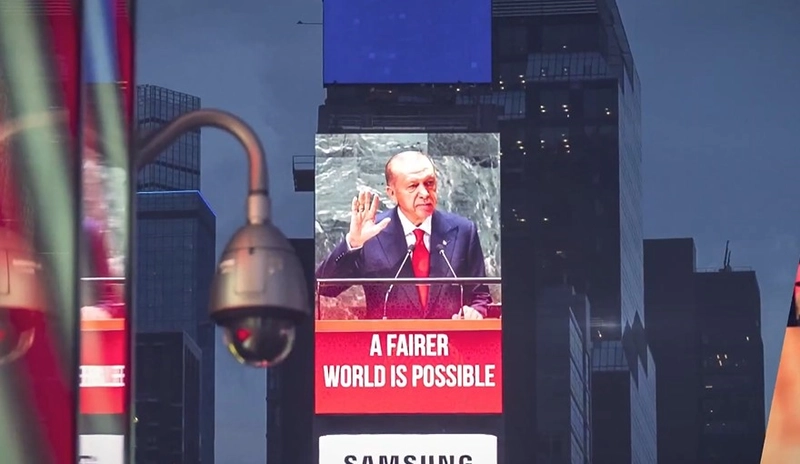 Cumhurbaşkanı Erdoğan’ın ‘Daha Adil Bir Dünya Mümkün’ sözü Times Meydanı