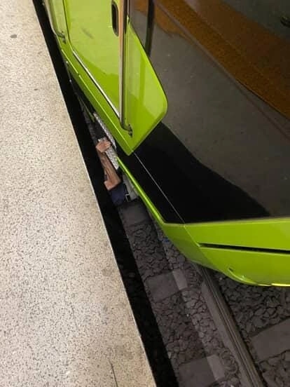 Peronda öğrencilerin şakalaşırken raylara düşürdüğü yolcu, son anda ölümden döndü