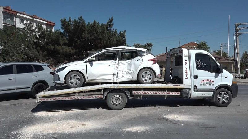 Otomobile çarpan motosikletin sürücüsü ağır yaralandı; kaza kamerada