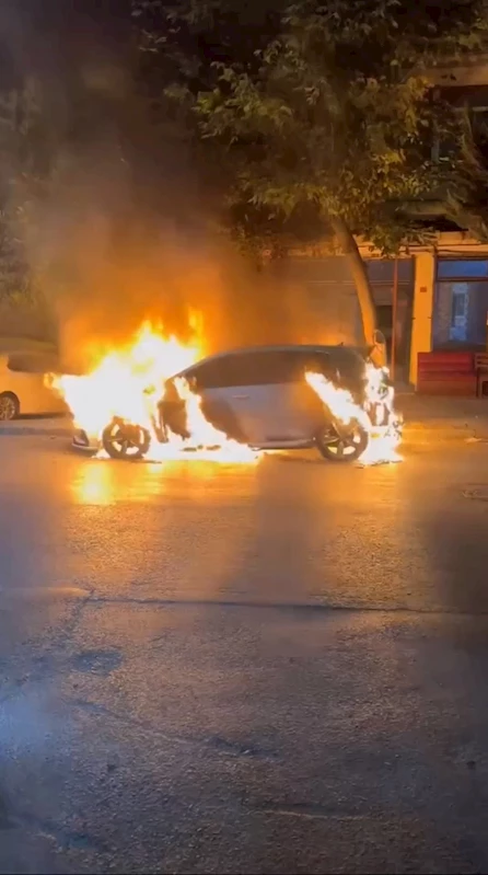 İstanbul - Sultangazi’de park halindeki otomobil yandı