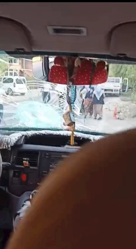 Hakkari’de minibüse taşlı- sopalı saldırı