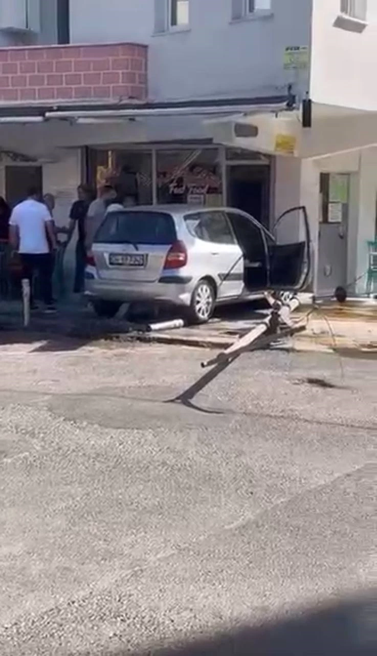 İstanbul - Güngören’de yayaya çarpan otomobil aydınlatma direği ve iş yerinin duvarına çarparak durdu