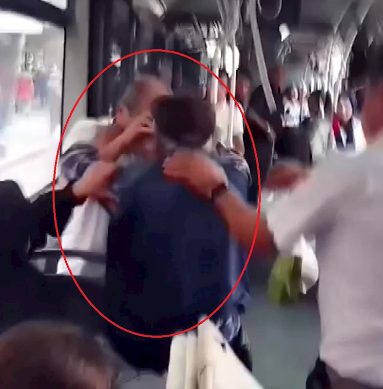 Belediye otobüsüne önce binme kavgası kamerada