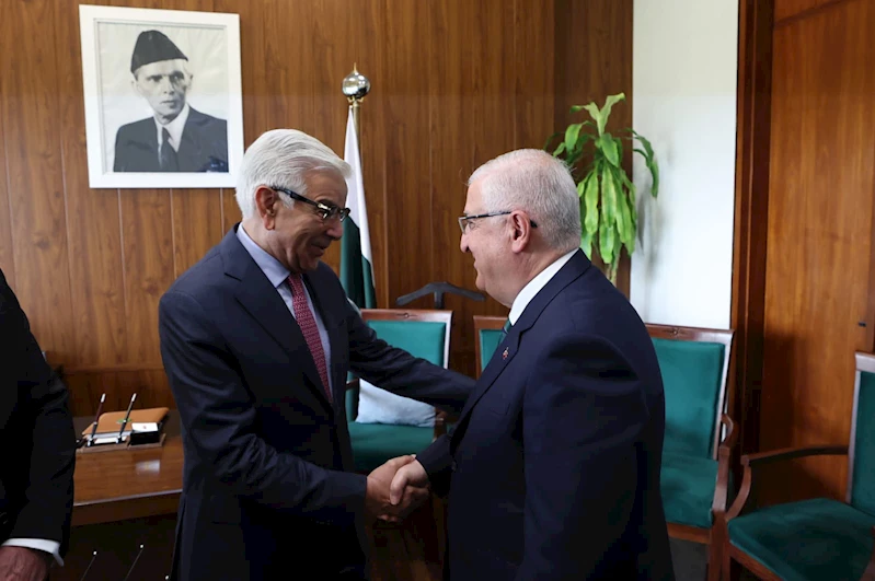 Bakan Güler, Pakistan Savunma Bakanı Asif ile bir araya geldi