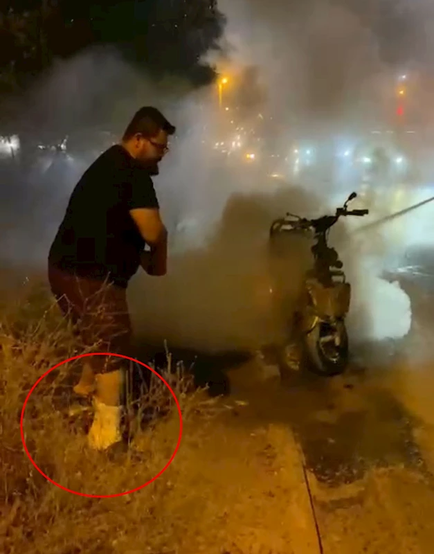Motosikletteki yangına kırık bacağıyla müdahale etti; o anlar kamerada